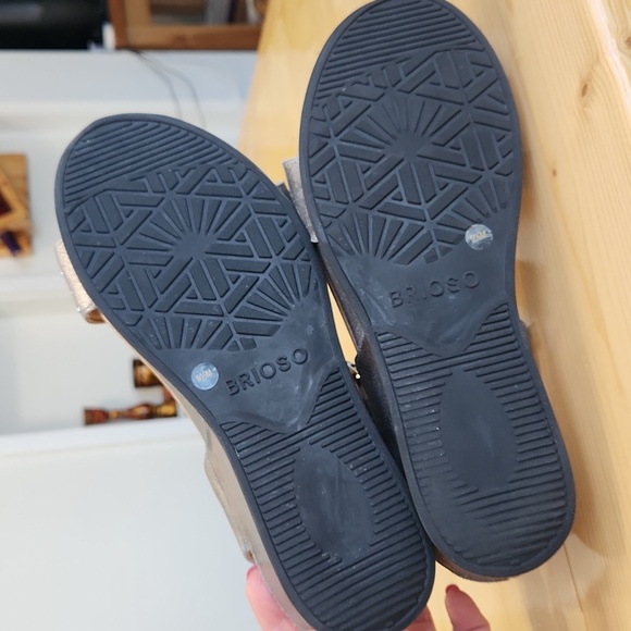 Brioso Sandals Huntley Three Metallic Covered Wedge in Pewter Size 9.5 - Picture 11 of 17